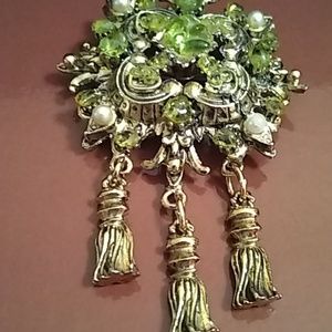 Vintage antique gold brooch with peridot stones